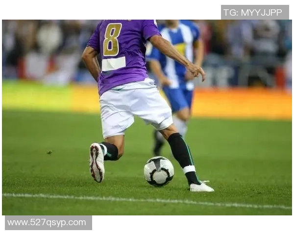 穿中袜球星足球风采展现 技术与潮流的完美结合 穿中袜球星足球风采展现 技术与潮流的完美结合