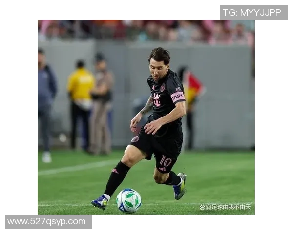 美国足球球星开车驰骋公路展现运动激情与自由风采