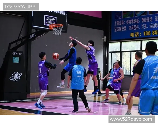 足球巨星跨界挑战篮球赛场展现全能运动天赋与激情