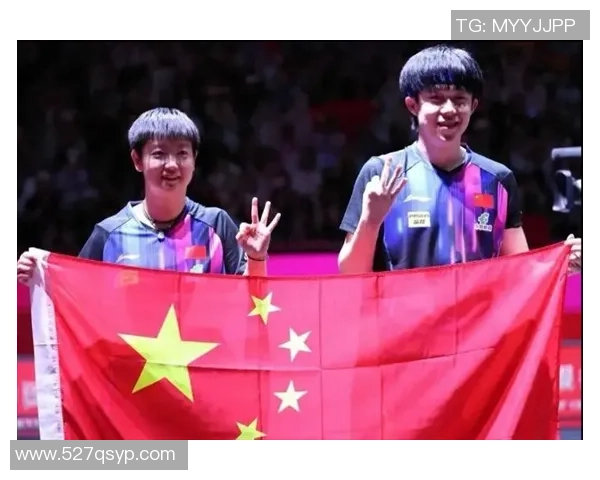 足球球星手捧冠军奖杯庆祝胜利瞬间展现荣耀与激情 足球球星手捧冠军奖杯庆祝胜利瞬间展现荣耀与激情