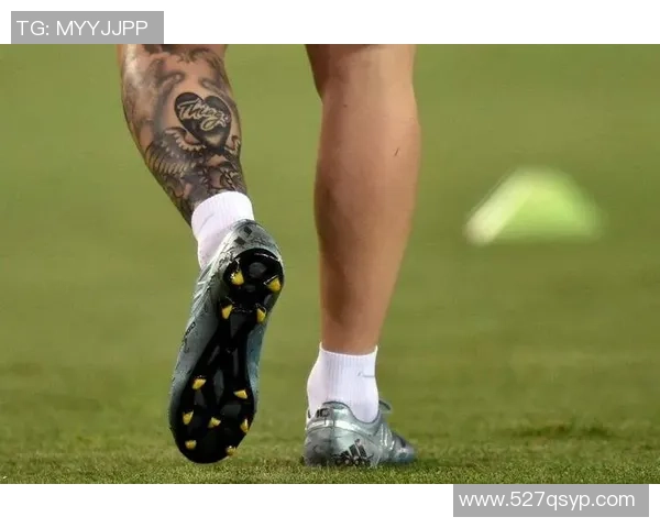 足球球星素描画艺术创作展现明星球员风采与个性魅力