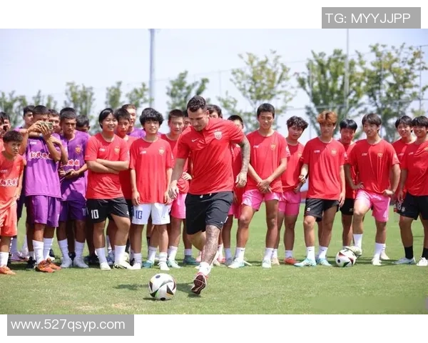 脑子踢球的智慧型足球球星如何用思维与技巧改变比赛格局 脑子踢球的智慧型足球球星如何用思维与技巧改变比赛格局